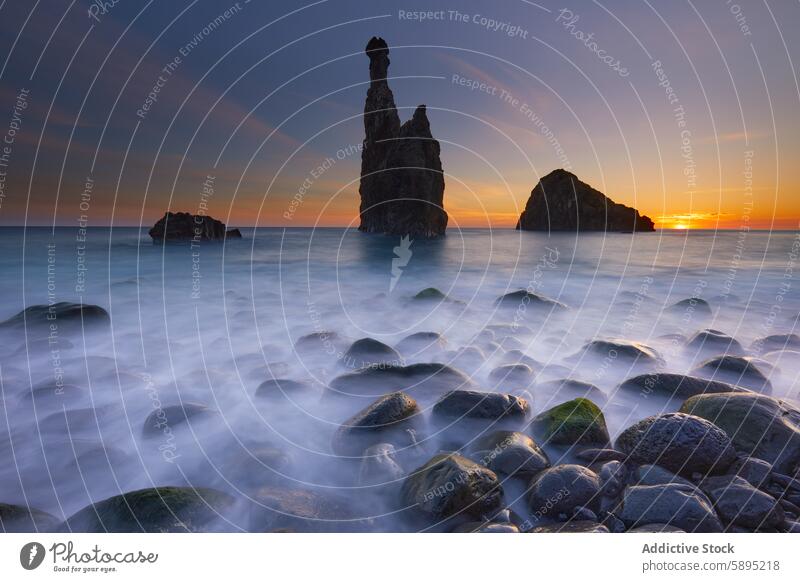 Ruhiger Sonnenuntergang über den mystischen Felsformationen von Madeira Portugal Meer Felsen Formation Küste Gelassenheit dramatisch Landschaft malerisch ruhig