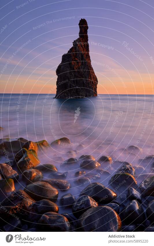 Ikonische Felsformation bei Sonnenuntergang auf Madeira, Portugal Felsen Formation Küste MEER Meereslandschaft Wasser Stein Natur Landschaft reisen malerisch