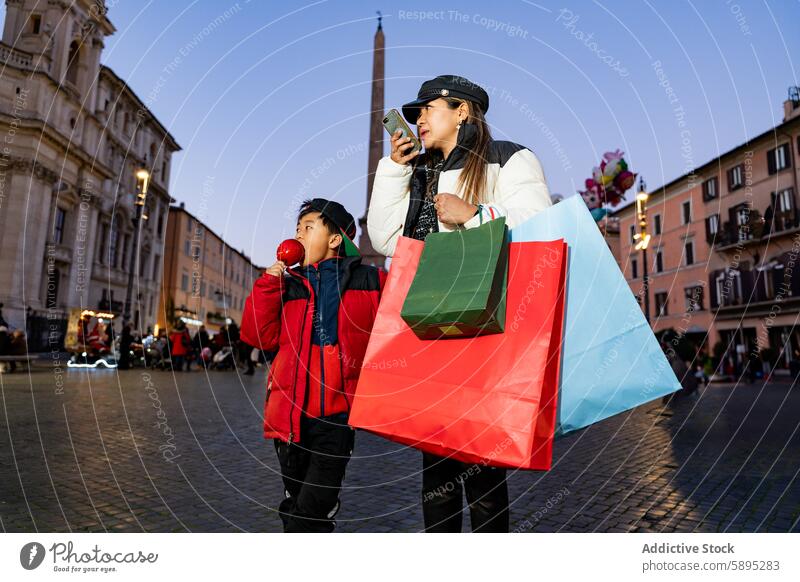 Asiatische Familie beim Einkaufen auf einem Weihnachtsmarkt asiatisch Weihnachten Markt Mutter Sohn festlich Feiertag Winter glasierter Apfel im Freien Abend