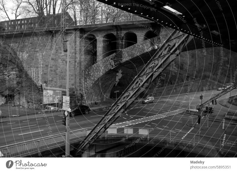 Alte Brücken für Autoverkehr, Eisenbahn und Wuppertaler Schwebebahn in Wuppertal im Bergischen Land in Nordrhein-Westfalen in neorealistischem Schwarzweiß