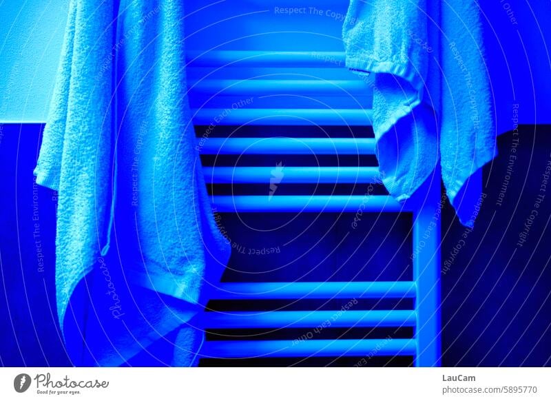 gemeinsam abhängen - Handtücher auf einer Heizung Handtuch Heizkörper Blaulicht blaues Licht trocknen Badezimmer Frotteehandtuch Frottée Wäsche Sauberkeit