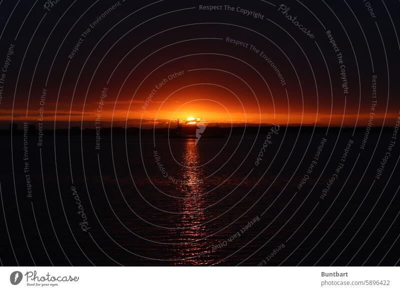 Symmetrischer Sonnenuntergang Wetter Umwelt Lichterscheinung Schatten Schönes Wetter Sonnenlicht Veranda Meer Kontrast Gegenlicht schön Landschaft schwarz