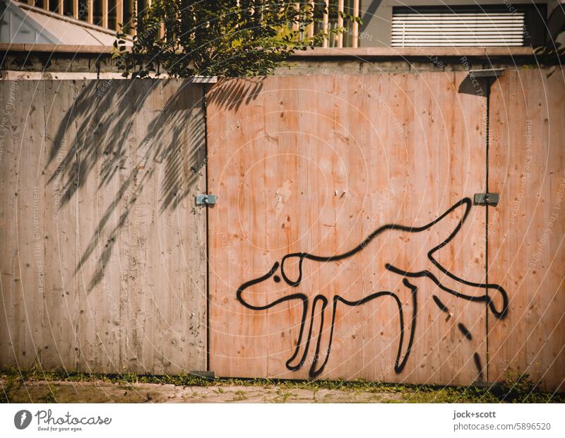 Hund muss pinkeln Comic Straßenkunst Gassi gehen urinieren Illusion Silhouette Sonnenlicht Schattenspiel Phantasie Spray Kreativität Bauzaun Graffiti lustig