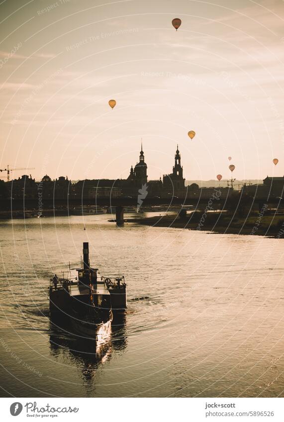 ganz schön abgefahren | am Himmel und auf dem Wasser Dresden Inspiration Monochrom Kontrast Ballone Schönes Wetter Fluss Elbe Abendlicht aufsteigen Stadtzentrum