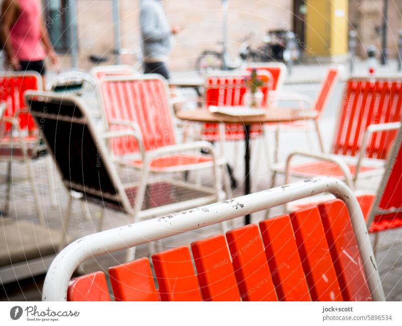 ordentliche Stühle für den Außenbereich Stuhl Sitzgelegenheit Gastronomie Tisch Passanten Straßencafé Unschärfe Nostalgie Café Menschenleer gebraucht Nürnberg