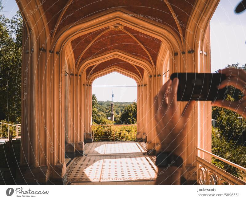 sehenswerter Fotospot mit Geschichte Säulengang Sightseeing Säulenreihe historisch Architektur Potsdam Weltkulturerbe Sonnenlicht Schatten Sehenswürdigkeit