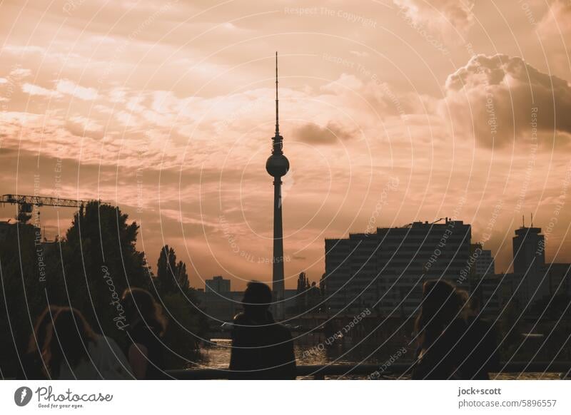 Wolkenhimmel über Berlin Berliner Fernsehturm Silhouette Himmel Tiefenschärfe Hauptstadt Stadtzentrum Monochrom Passanten Gegenlicht Sehenswürdigkeit