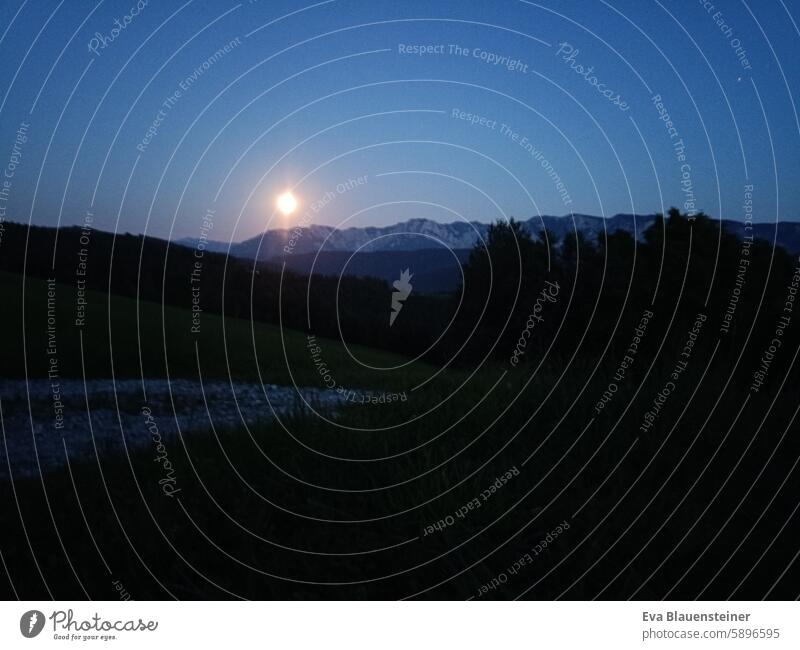 Mond geht über Gebirgsmassiv auf Mondschein dunkel Dunkelheit Berge u. Gebirge Himmel Nacht Vollmond Nachthimmel leuchten Weg Wege & Pfade Natur Mondaufgang