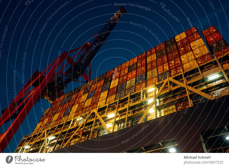 Hamburger Hafen: An einem großen Containerschiff Containerterminal Güterverkehr & Logistik Wirtschaft Handel Schifffahrt Containerverladung Industrie