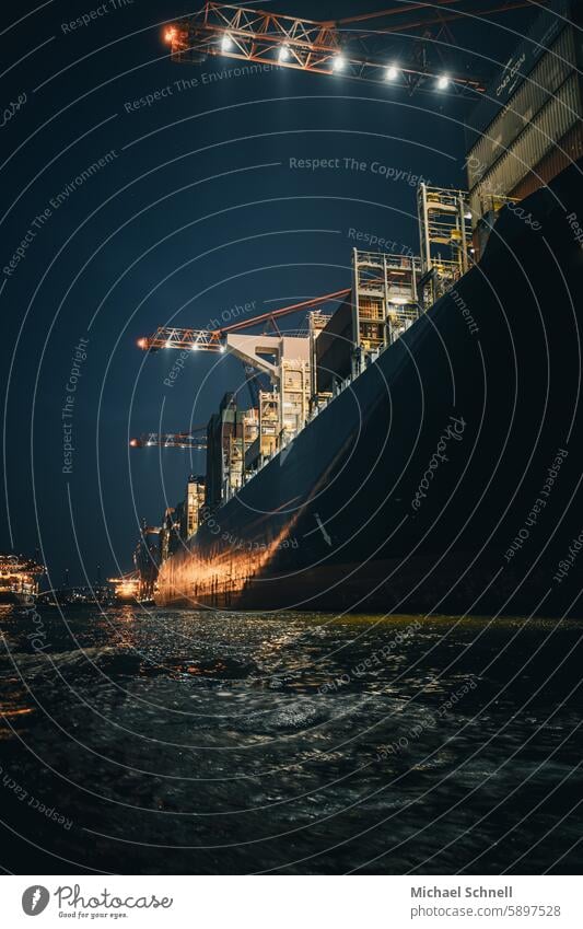 Hamburger Hafen: An einem großen Containerschiff Containerterminal Güterverkehr & Logistik Wirtschaft Handel Schifffahrt Containerverladung Industrie