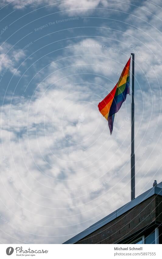 Regenbogenflagge auf einem Haus Farbe transsexuell Symbol Zeichen lesbisch Sexualität Liebe Gleichstellung Regenbogenfahne Toleranz Symbole & Metaphern