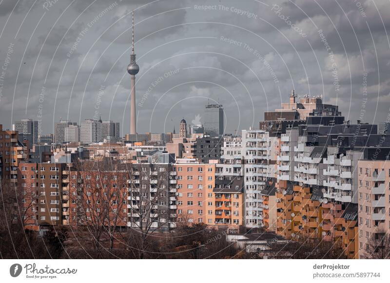 Berliner Panorama mit Fernsehturm Dach Grundbesitz Immobilienmarkt Starke Tiefenschärfe Textfreiraum oben Berlin-Mitte Hauptstadt Hochhaus Urbanisierung