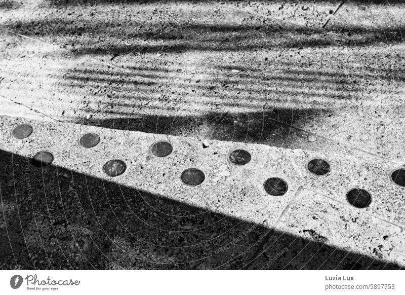 Schatten, Sonnenlicht, Kontrast, schwarzweiß hell sonnig Sommer urban Stufen Pflaster Wege linien punkte Linien Strukturen & Formen Muster abstrakt