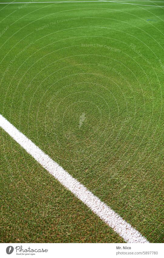 Seitenlinie grasgrün Markierungslinie Linien Trainingsplatz Sportplatz Fußballfeld Spielfeldmarkierung Fußballtraining Rasen Sportveranstaltung Kunstrasen