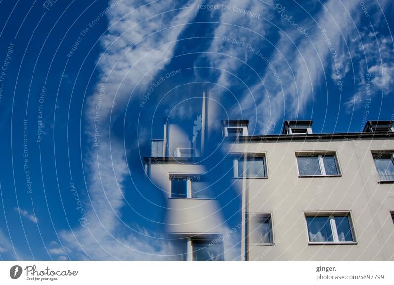 Verwischte Formen - Haus und Himmel - Fotografie mit Prismen und Filtern Wolken Fenster zerrissen verwischt ineinander übergehend blau Architektur Gebäude