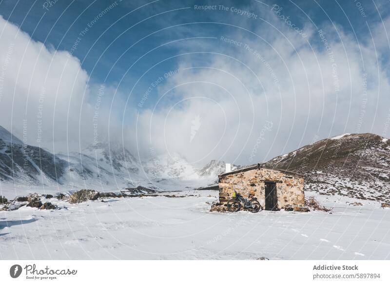 Schneebedeckte Berghütte in Palencia Berge u. Gebirge Bruchbude Landschaft curavacas espiguete palencia Gelassenheit Blauer Himmel Winter Einsamkeit Stein