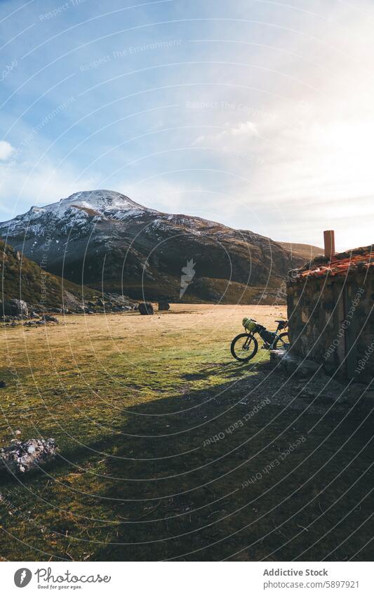 Mountainbiking bei Sonnenaufgang im spanischen Hochland Berge u. Gebirge Fahrrad Spanien palencia curavacas espiguete rustikal Stein Hütte Schnee Gipfel Morgen