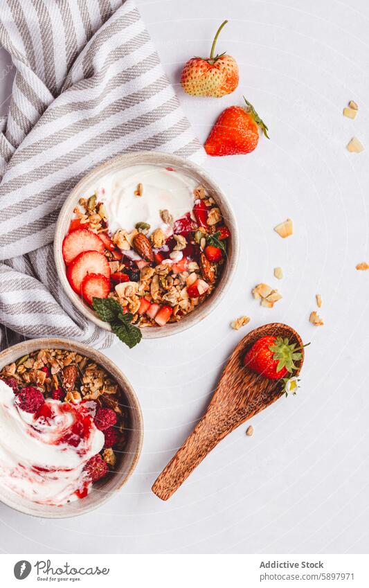 Sommerliche Frühstücksschalen mit Joghurt, Obst und Müsli Schalen & Schüsseln Erdbeeren Himbeeren Nut gemischt frisch Frucht Draufsicht Gesundheit Mahlzeit