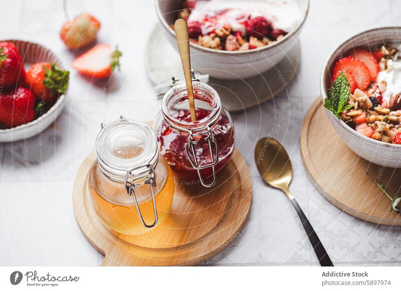 Sommerfrühstück mit Joghurt, Müsli und frischen Erdbeeren Frühstück Liebling Marmelade Glas hölzern Löffel Schalen & Schüsseln Frucht Minze Gesundheit Mahlzeit