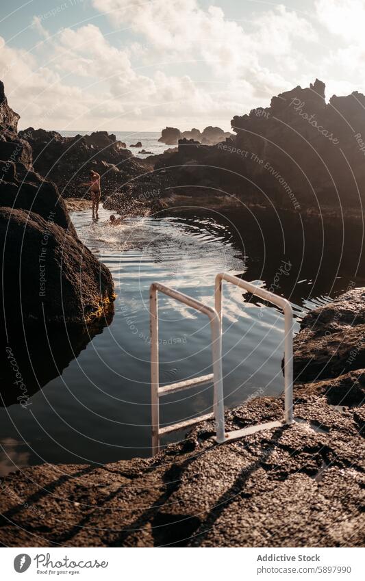 Malerischer Meerespool in Sao Miguel mit zerklüfteter Küste. São Miguel Azoren Meeresbecken Vulkangestein Insel natürlich Sonnenlicht Gelassenheit