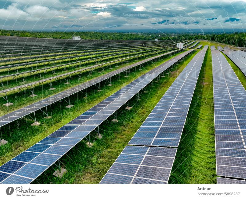 Luftaufnahme eines Solarparks. Nachhaltige erneuerbare Energie und moderne Photovoltaik-Technologie für umweltfreundliche Stromerzeugung. Solarkraftwerk. Grüne Energielösungen. Solarmodul-Technologie.