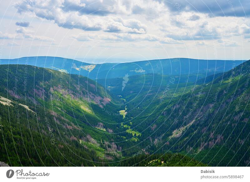 Panoramablick auf das Green Mountain Valley Gebirgstal Bergkette panoramisch grün Landschaft Natur Wald Hügel wandern im Freien reisen Himmel Abenteuer Wolken