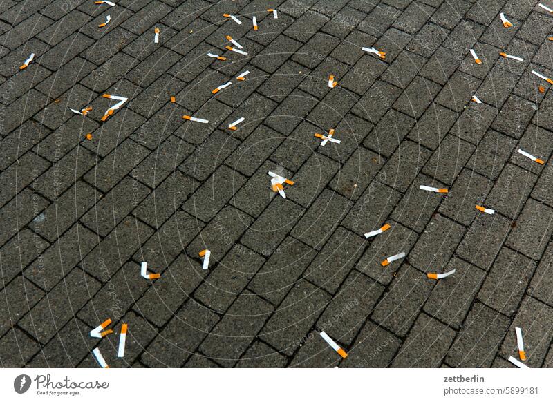 Verlorene Zigareten abfall architektur aschenbecher berlin city deutschland dreck entsorgung froschperspektive hauptstadt innenstadt kiez kippen leben mitte