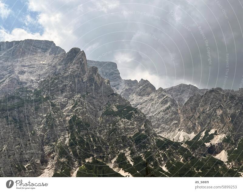 Alpen Dolomiten grau Berge Berge u. Gebirge wandern Farbfoto Gipfel Bergsteigen Sextener Dolomiten Weltkulturerbe groß Klettern Seekofel Himmel Wolken Stein