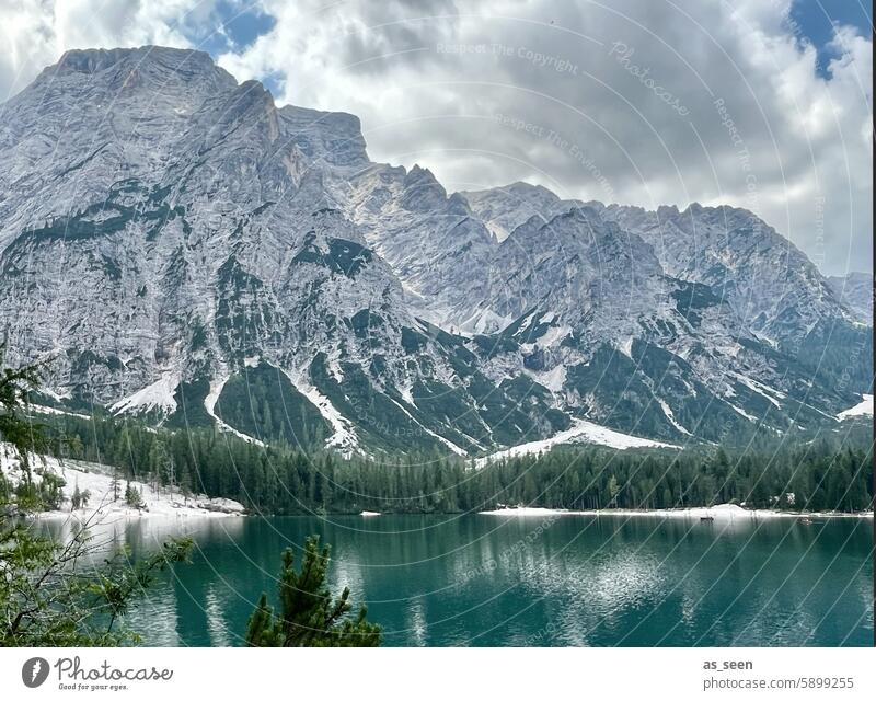 Pragser Wildsee See Alpen Berge türkis grün Wellen Berge u. Gebirge Wasser Landschaft Natur Himmel blau Wolken Außenaufnahme Sommer Seeufer Farbfoto Umwelt