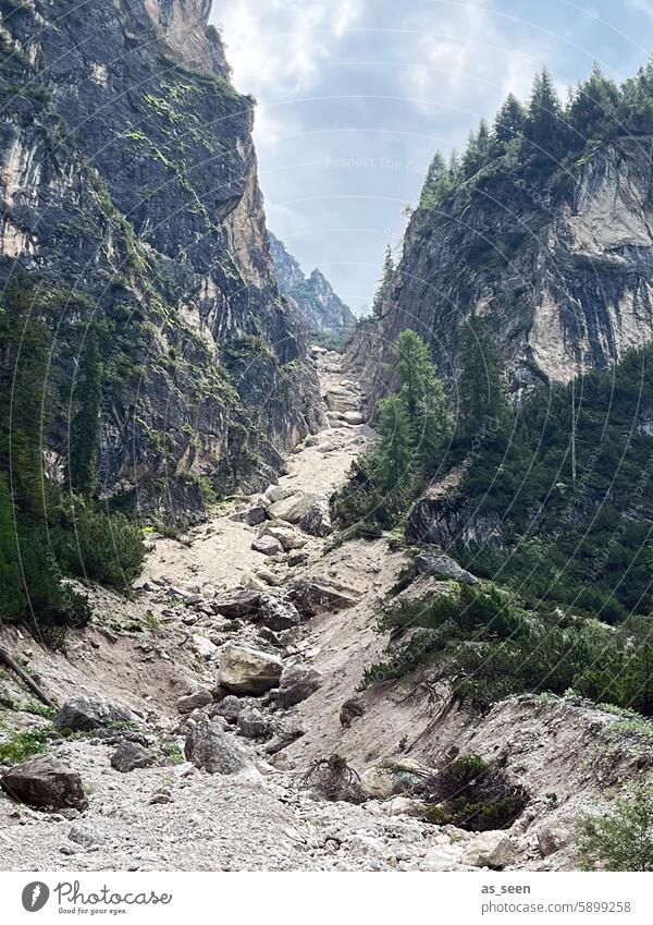 Schneise im Fels Geröll Felsen Berge u. Gebirge Natur Himmel Landschaft Wolken Außenaufnahme Menschenleer Farbfoto Gipfel Umwelt wandern