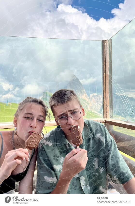 Stärkung nach der Wanderung Eis lecker Pause zwei Jugendliche Sommer Speiseeis Erfrischung Brotzeit Hitze heiß Essen Farbfoto Berge Alpen grün Tourismus