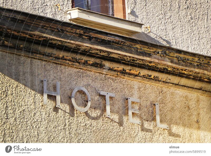 marodes Gebäude mit Schriftzug - HOTEL - Hotel übernachten es war einmal Hotelzimmer Tourismus Nostalgie Übernachtung Unterkunft Dienstreise Erholung Pension