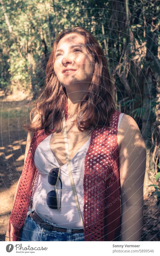 Brasilianische Frau genießt die Sonne bei einem Spaziergang im Botanischen Garten. Jardim Botanic Garden, São Paulo, Brasilien. Brasilianer Wanderung botanisch