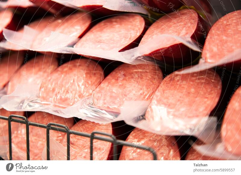 Leckere Würstchen im Kühlregal eines Supermarkts Amuse-Gueule Sortiment Rindfleisch Business Metzger Wahl Farbe farbenfroh Gewerbe Koch Essen zubereiten