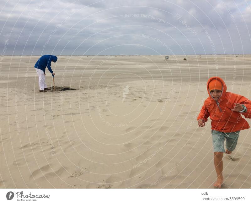 Starker Sommerwind auf Borkum | eingraben oder wegfliegen? Nordsee Nordseeinsel Insel Sand Strand Weite Ferien Sommerferien Kind Junge orange Mann Vater