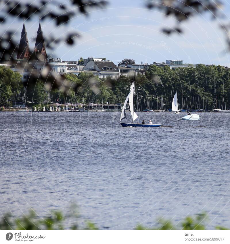 Warteschleife | Kurve nicht gekriegt segeln Boot Segelboot Hamburg Außenalster See Wasser Skyline Segelsport kentern gekentert Kirche Bäume Sommer Wassersport