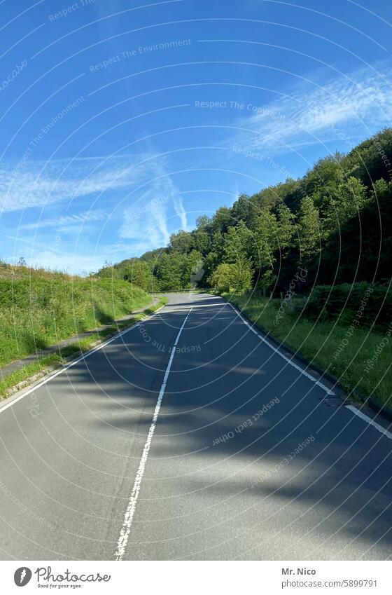 Landstraße Fahrbahn Wege & Pfade Straße Asphalt leere Straße zweispurig Durchgezogene Linie straßenverlauf on the road roadtrip grün überholverbot