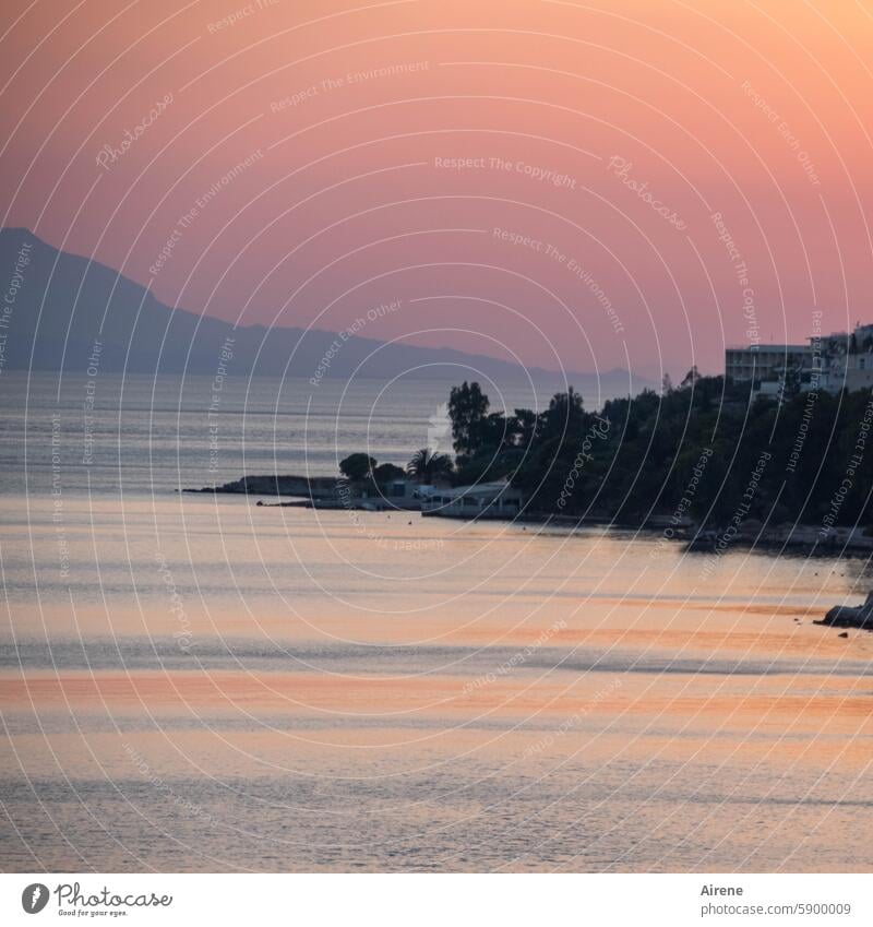 letztes Licht Sonnenuntergang Silhouette Ferne zeitlos Himmel Kontrast Abendlicht Abschied schwarz rot Urelemente Wasser dunkel Meer Dämmerung Abenddämmerung