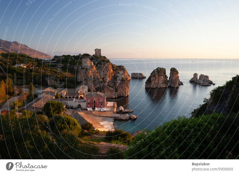 Strand und felsige Klippe an der Tonnara, Trapani reisen MEER mediterran Küste Architektur blau Sonnenaufgang alt Sommer Europa Sizilien scopello Sizilianer