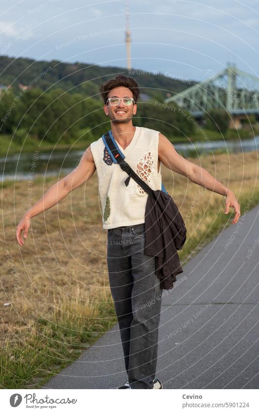 Junger Mann aus Indien tänzelt am Fluss Sportlich Sexy Muskulös Freundlich Sympathisch Blick in die Kamera lustvoll Außenaufnahme Natur grün erotisch Bart