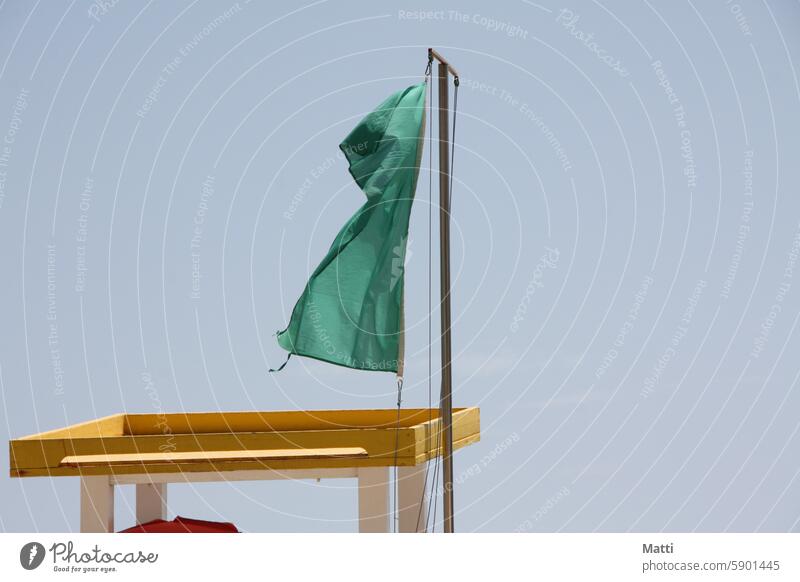 Grüne Flagge am Rettungsschwimmer-Hochsitz Fahne Schwimmen Strand Sand Lifeguard Himmel Schwimmen erlaubt Meer Schwimmen & Baden Wellen