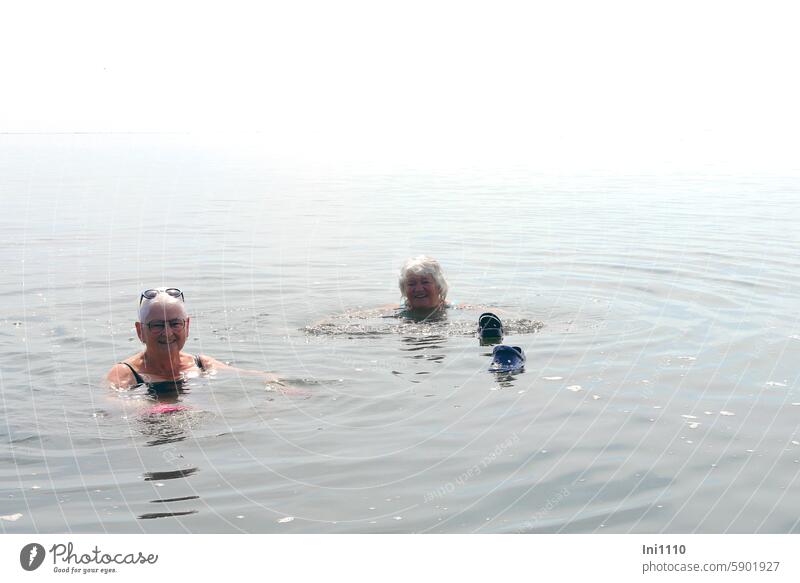 Hallig Gröde |Naturbadestelle Erfrischung im Meer Sommer Nordsee Wattenmeer Bad schwimmen Freunde Spaß Lebensfreude Abkühlung 2 Frauen Seniorinnen