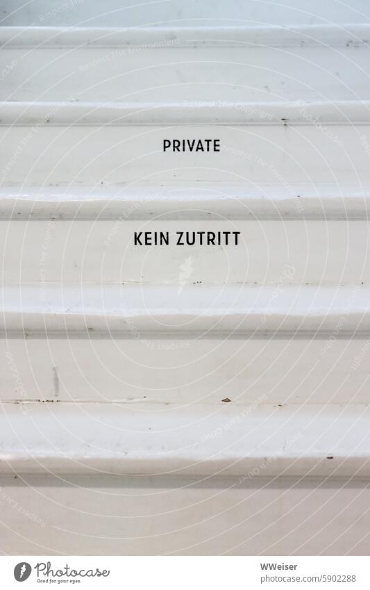 Da oben ist Zutritt verboten. Eine private Etage. Nicht die Treppe hoch gehen! Stufen Schrift Buchstaben beschriftet Holz alt historisch Wohnhaus bewohnt Museum