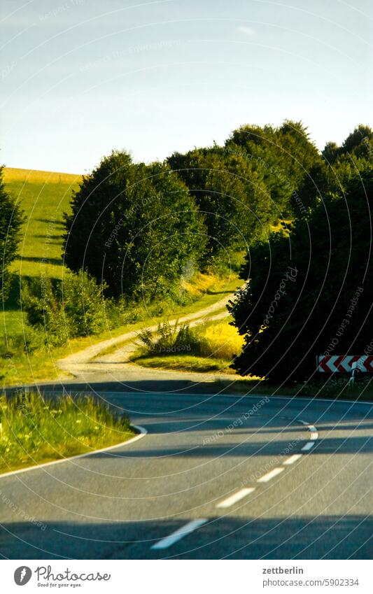 Landstraße abbiegen asphalt bewegung ecke fahrbahnmarkierung fahren ferien fortbewegung hauptstraße kurve natur navi navigation orientierung reise richtung spur