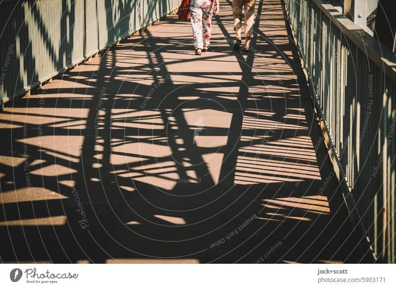 Blaues Wunder Brücke Wege & Pfade Fußgängerweg Silhouette Loschwitzer Brücke Brückenkonstruktion historisch Sehenswürdigkeit Schattenspiel Stahlbrücke