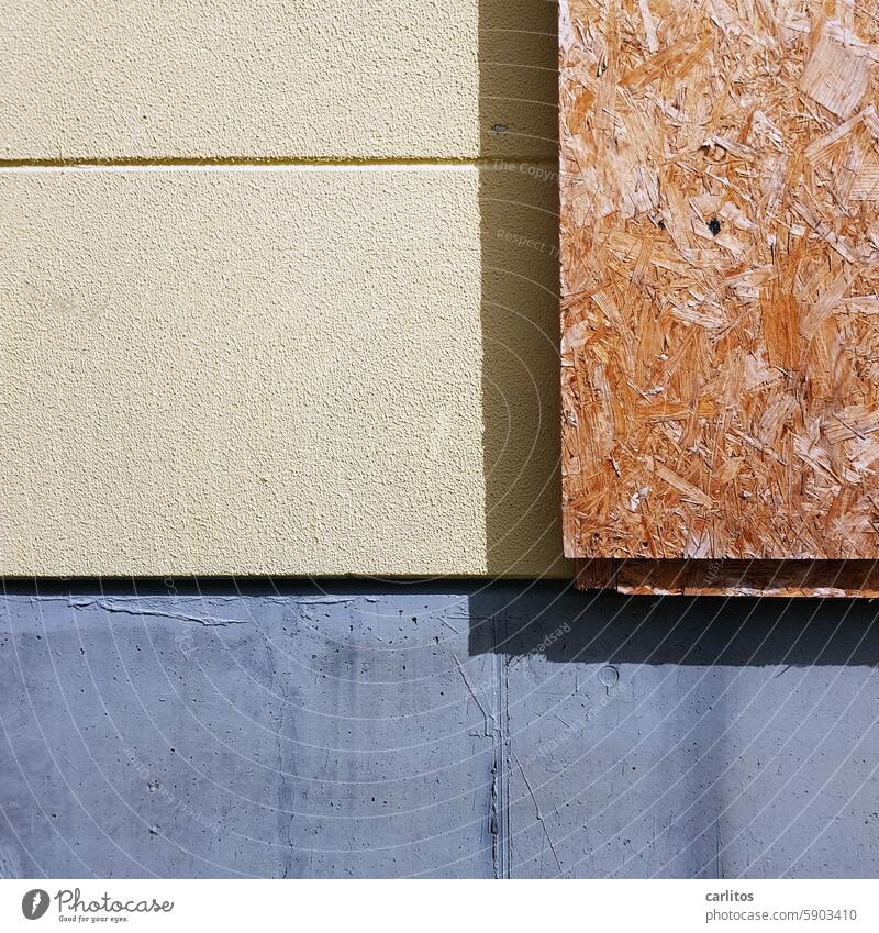 Materialmix | Abwechslung macht's nicht immer schöner Beton Putz OSB Spanplatte Verkleidung Wand Mauer Fassade