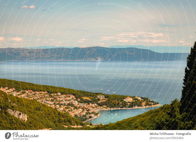 Blick auf Rabac / Kroatien Labin Istrien Stadt Meer Adria Wasser Bucht Berge Gebirge Ucka Bäume Wald Himmel Wolken Sonne Sonnenschein Küste