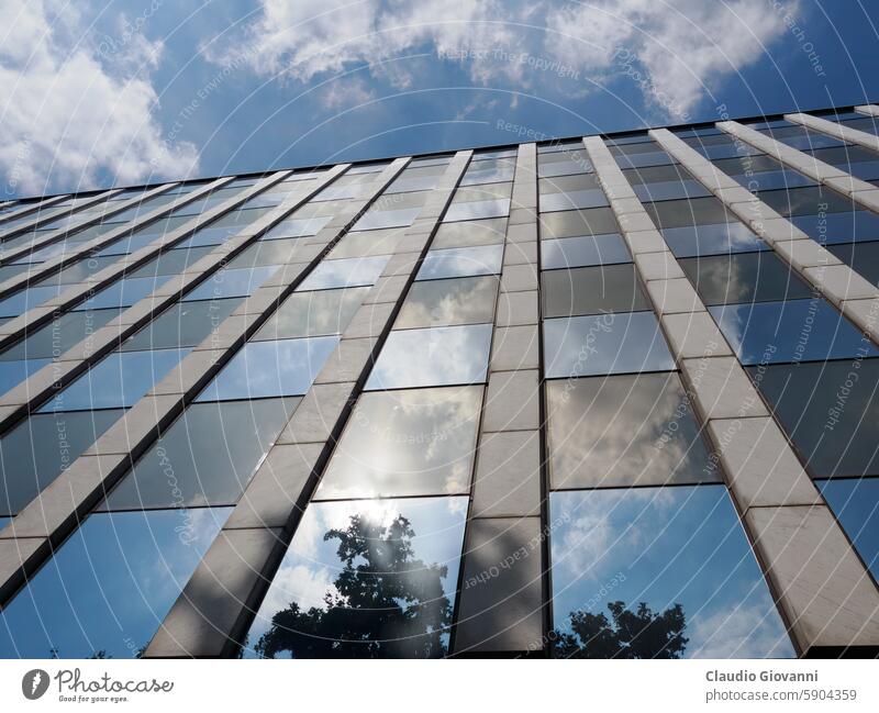 Modernes Gebäude an der Viale Certosa, Mailand, Italien Europa Lombardei Architektur Großstadt Farbe Tag Außenseite Fassade modern im Freien Palast Fotografie