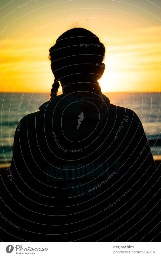 Ein Girl vom Nationalem Team 2019 Queensland, schaut dem Sonnenuntergang in Adelaide zu. Sonnenuntergangsglühen im Freien Sommer ruhig goldene Stunde Windstille