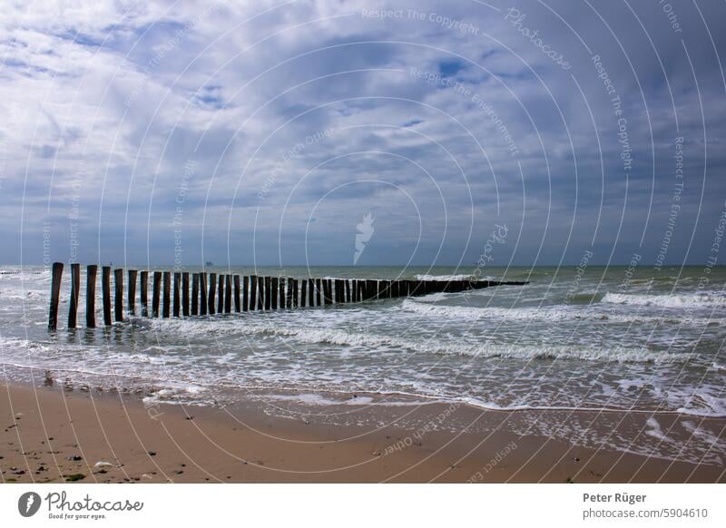 Nordseestrand mit rauher See Strand Buhnen Nordseeküste Frankreich Opalküste Meer Himmel Sand Ferien & Urlaub & Reisen Küste Landschaft Tourismus Wolken